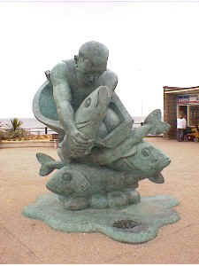 pier statue.JPG (20558 bytes)